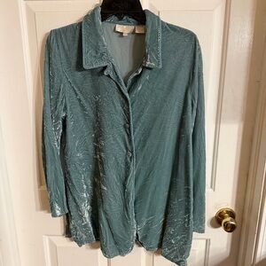Soft Surroundings silk crushed velvet top PM green button front collared